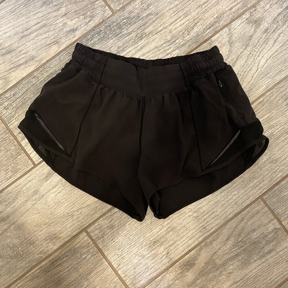 Lululemon hotty hot high-rise shorts 2.5" - size 6